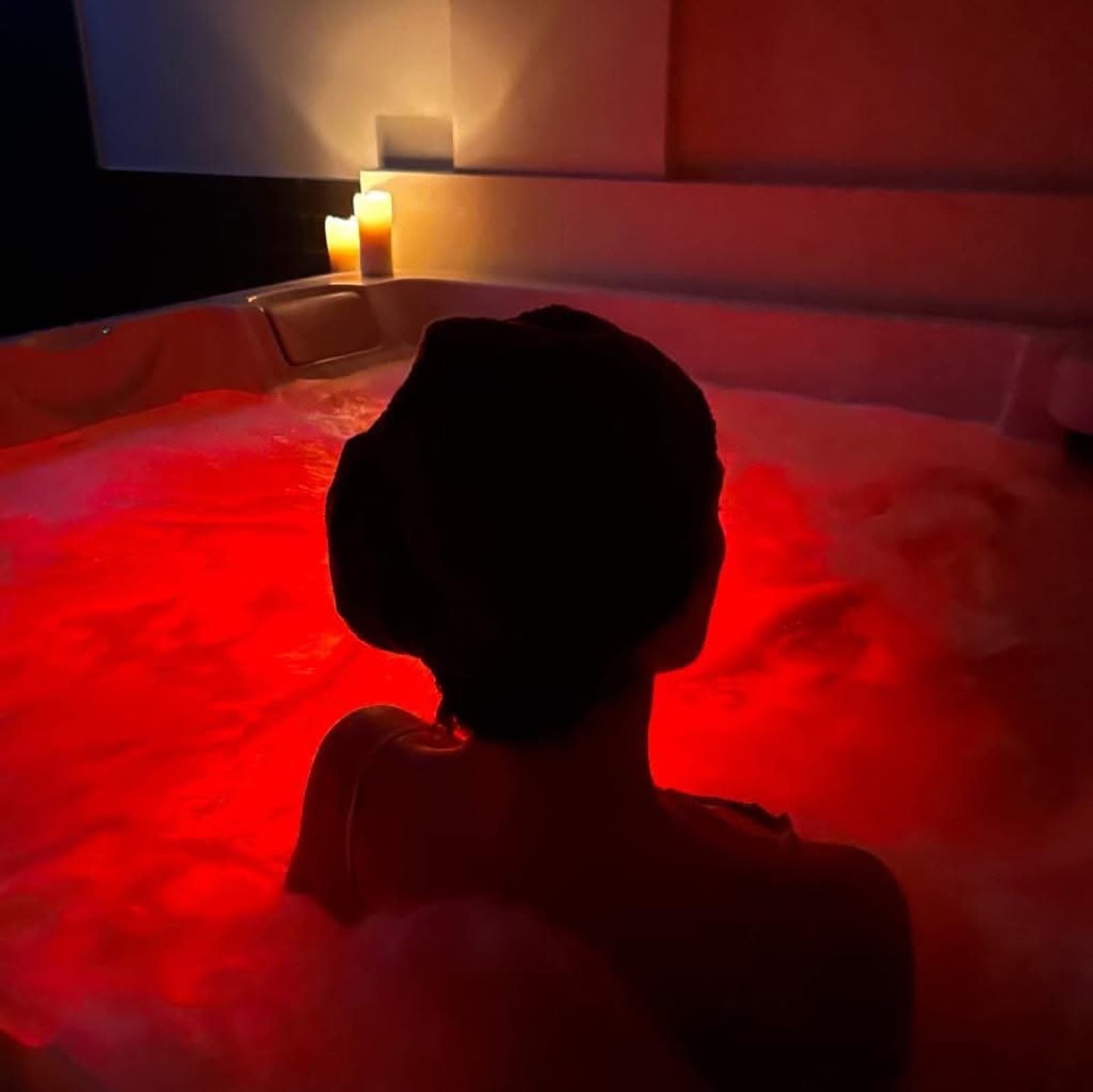 Percorso relax nella vasca idromassaggio illuminata, tra candele e luce soffusa