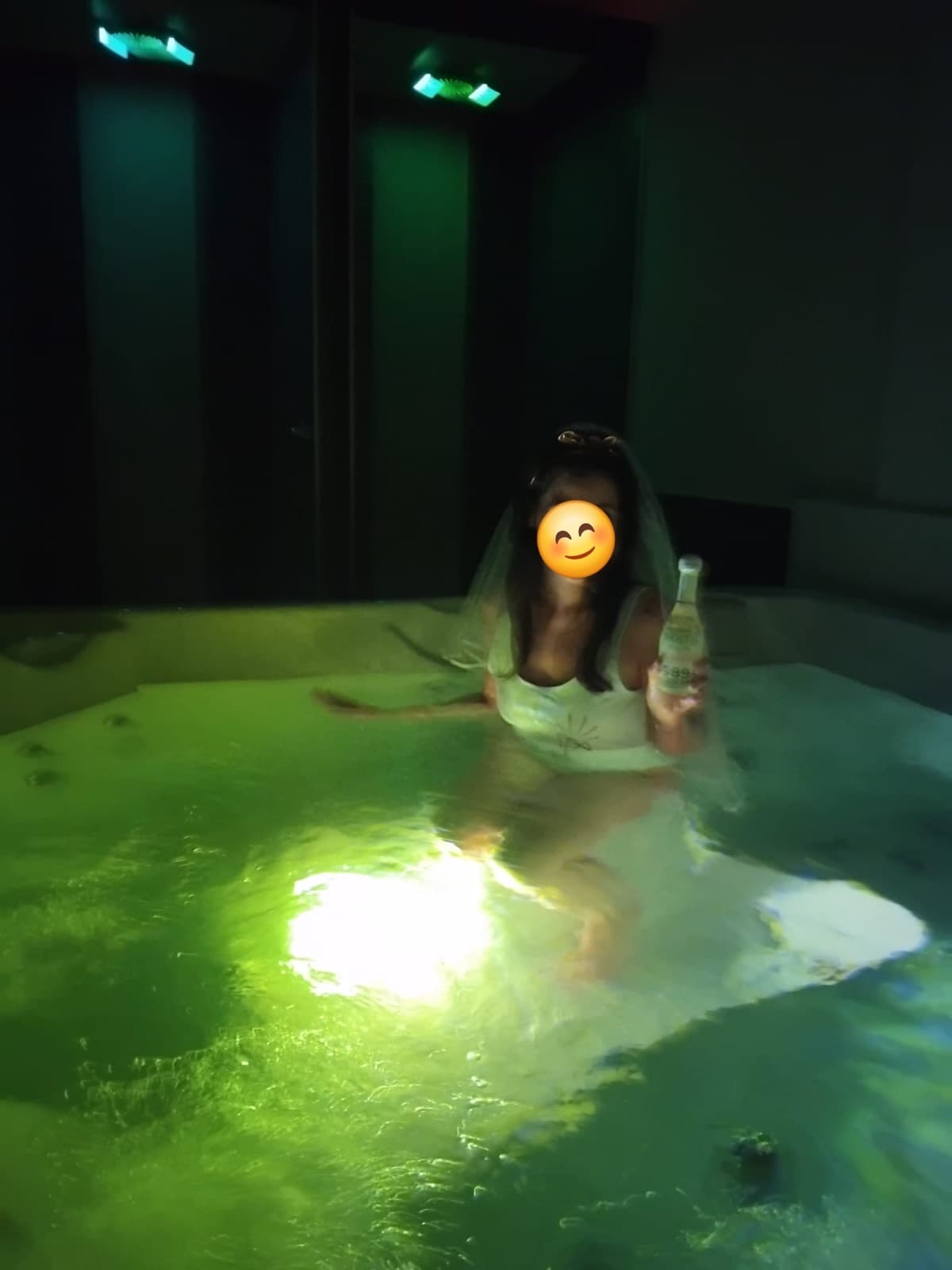 Momento di relax nella vasca idromassaggio con luci colorate