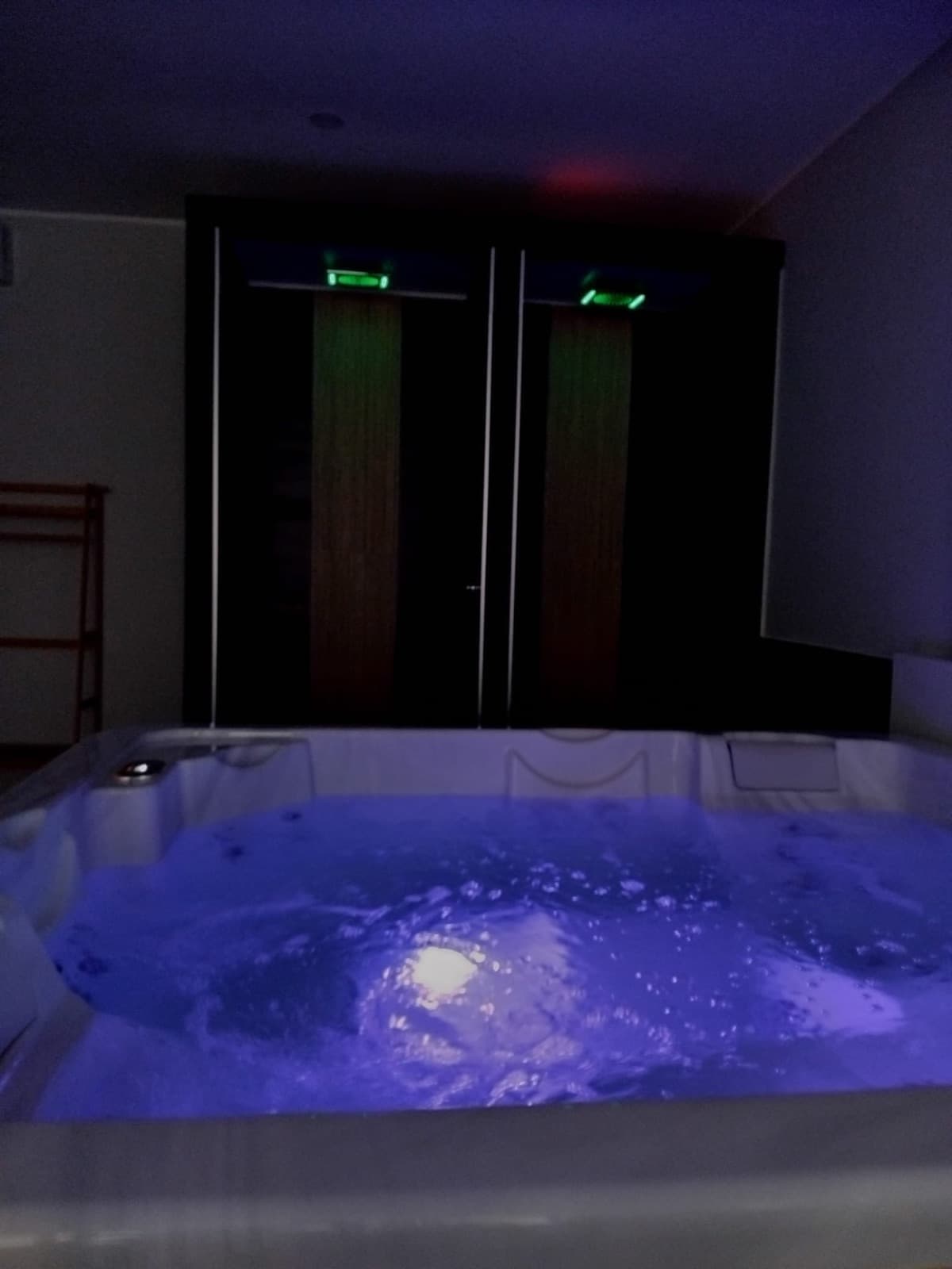 Vasca idromassaggio illuminata, pronta per un percorso relax
