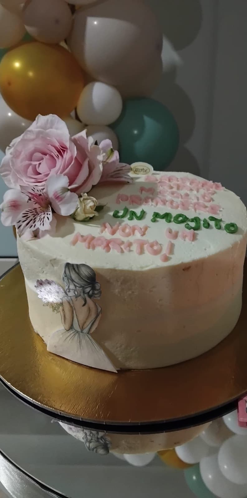 Torta personalizzata con fiori per una festa al centro benessere BAMBÙ